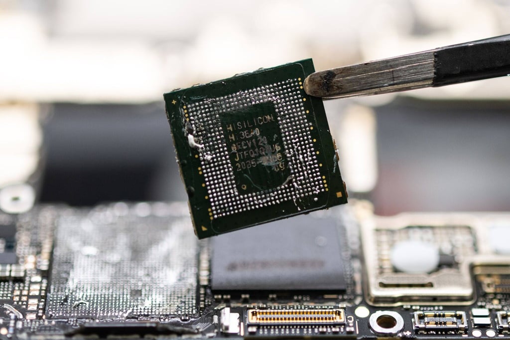 A Kirin 9000s chip taken from a Huawei Mate 60 Pro smartphone, arranged in Ottawa, Ontario, Canada, on September 3, 2023. Photo: Bloomberg