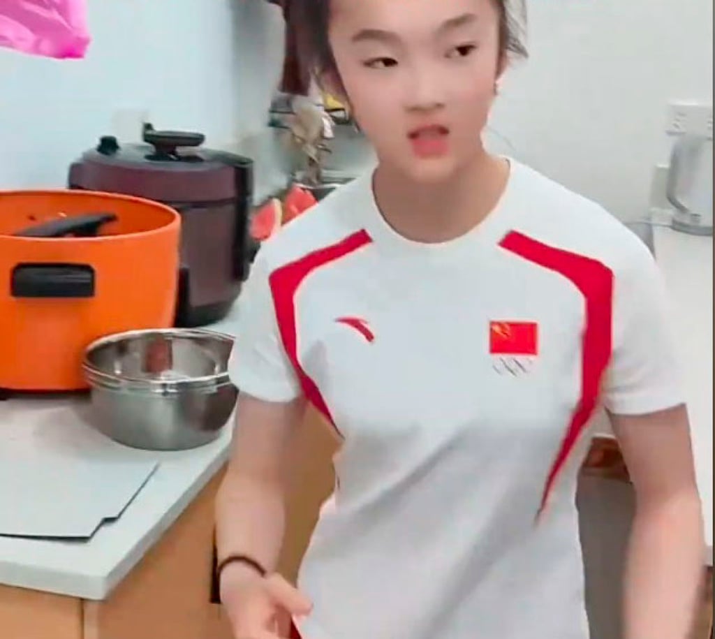 Dressed in her Olympic outfit, Zhou Yaqin gets busy in the restaurant’s kitchen. Photo: Douyin