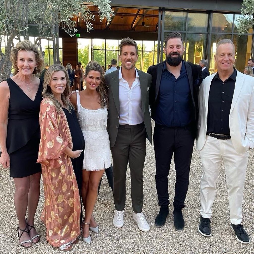 Jordan Rodgers (centre) with his wife Joelle (in white) and the rest of their family in 2022. Photo: @thelukerodgers/Instagram