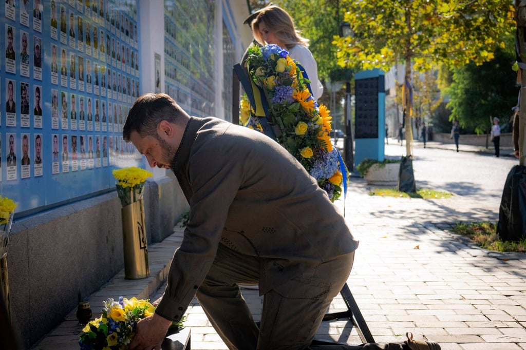 President Volodymyr Zelensky and his wife Olena laying flowers at the Wall of Remembrance on Ukraine’s Independence Day, on Saturday. Zelensky signed a law banning the Moscow branch of the Ukrainian Orthodox Church as the country celebrated its third independence day since the Russian invasion. Photo: AFP
