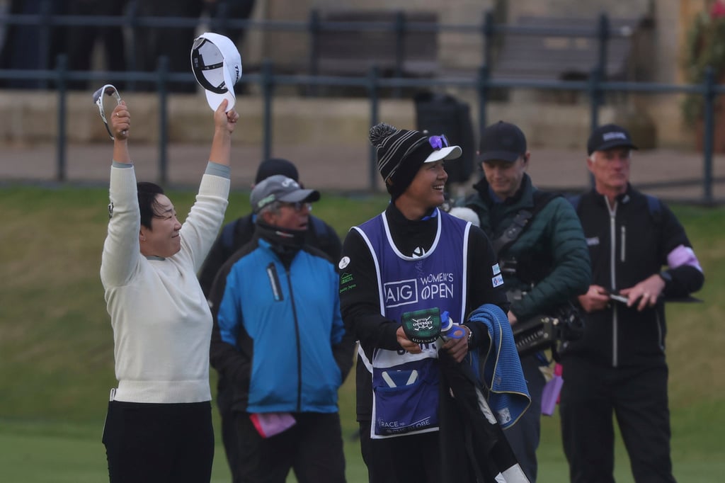 South Korea’s Shin Ji-yai acknowledges the crowd after finishing on the 18th green. Photo: AP South Korea’s Shin Ji-yai acknowledges the crowd after finishing on the 18th green. Photo: AP