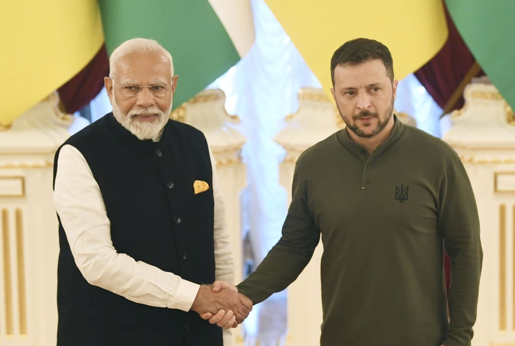 Modi shakes hands with Ukrainian President Volodymyr Zelensky in Kyiv on August 23. Photo: Kyodo