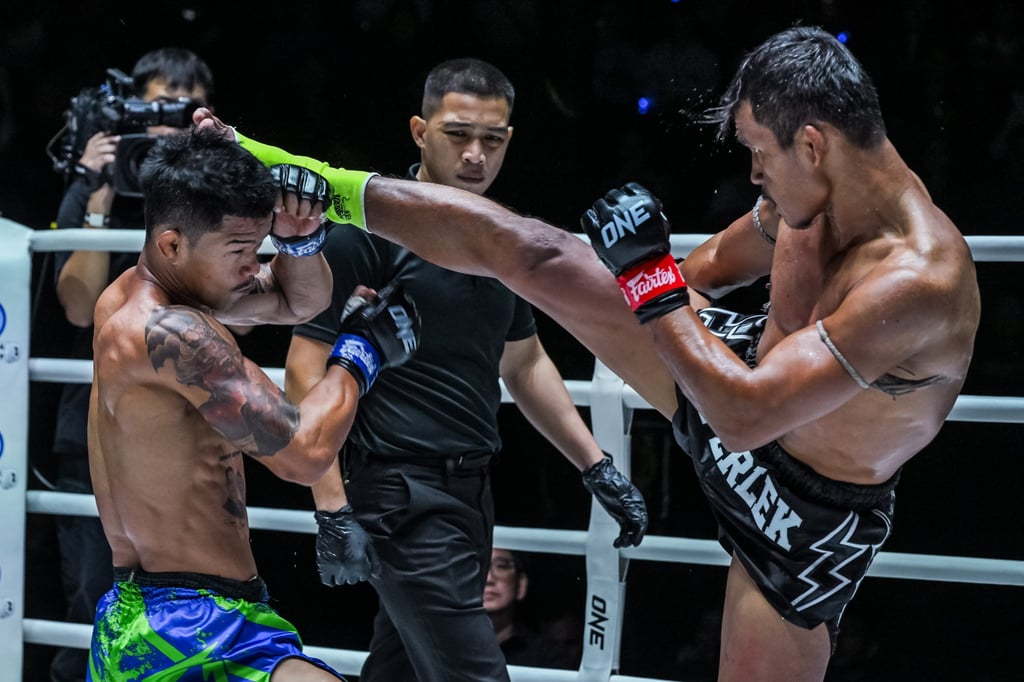 Superlek Kiatmoo9 (right) lands a kick during his victory over Kongthoranee Sor.Sommai. Photo: ONE Championship