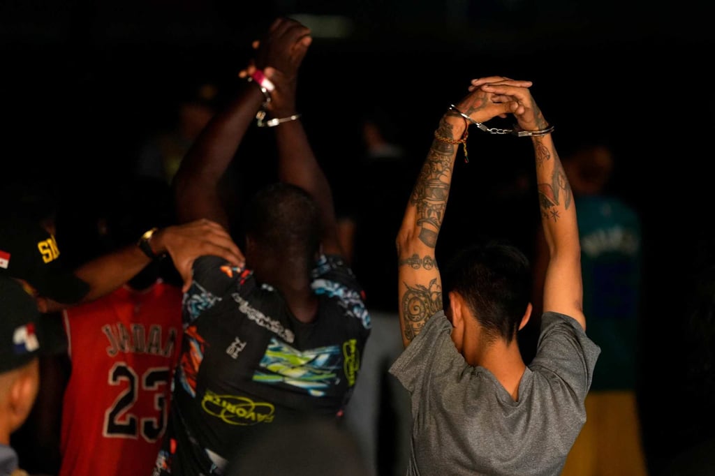 Handcuffed Colombian migrants line up on the side of the runway of the Albrook Gelabert airport in Panama City on August 20, 2024, before their deportation. Each of those deported had a criminal record and entered the country illegally via the Darien Gap. applying for the first time a deal on migrant repatriations signed with the United States in July. Photo: AFP