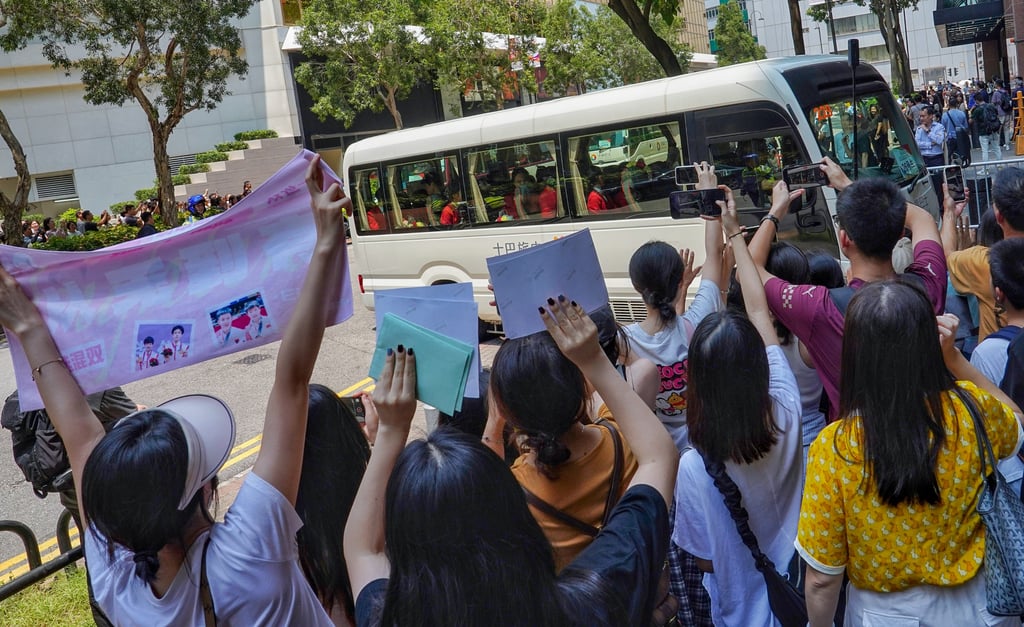 Fans cheer and wave at the mainland Olympians upon arrival at InterContinental Grand Stanford Hotel in Tsim Sha Tsui. Photo: Elson Li