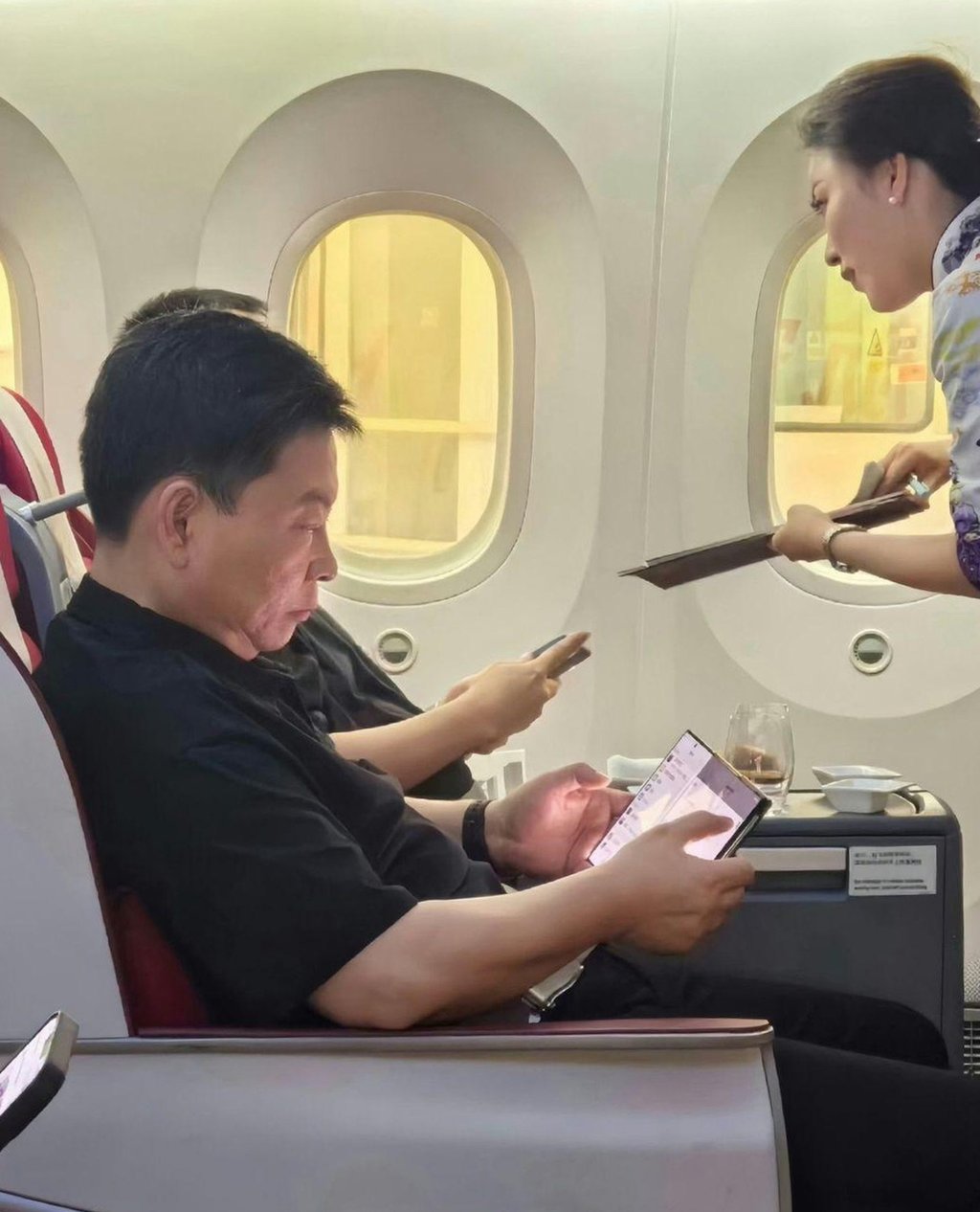 Images of Richard Yu Chengdong, chairman of Huawei Technologies’ consumer business group, have circulated online showing him using what appears to be a dual-hinged foldable smartphone. Photo: Weibo / 极客视线