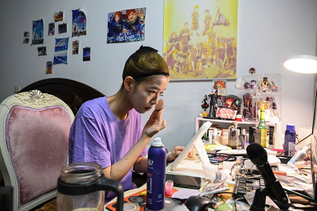 Cosplayer Xu Yunting applies make-up to transform into Jesse, a character from a romance quest mobile game. Photo: AFP Cosplayer Xu Yunting applies make-up to transform into Jesse, a character from a romance quest mobile game. Photo: AFP