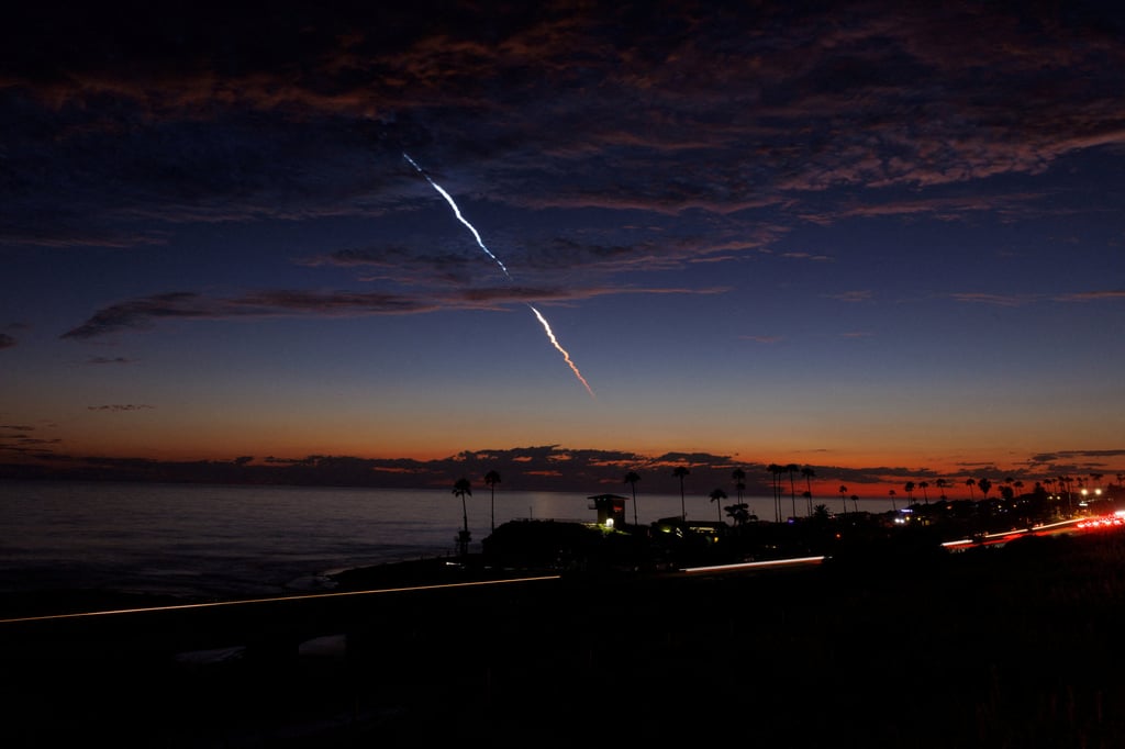 An evening launch of a SpaceX Falcon 9 rocket carrying 20 Starlink V2 Mini satellites, seen over the Pacific Ocean from Encinitas, California, on June 23, 2024. Photo: Reuters