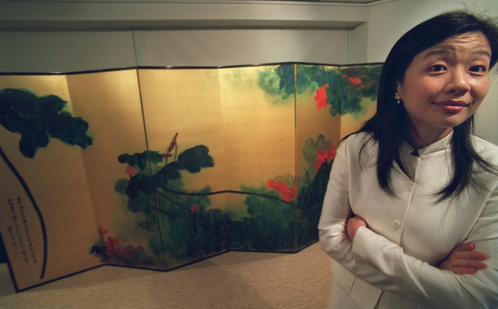 Evelyn Lin at a media briefing on Chinese master Zhang Daqian’s Crimson Lotuses on Golden Screen, in 2002, when she was Sotheby’s Chinese painting specialist. Photo: SCMP Evelyn Lin at a media briefing on Chinese master Zhang Daqian’s Crimson Lotuses on Golden Screen, in 2002, when she was Sotheby’s Chinese painting specialist. Photo: SCMP