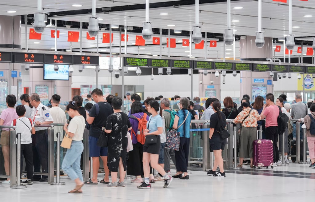 Travellers cross the border at Lok Ma Chau checkpoint on Tuesday morning. Photo: Eugene Lee Travellers cross the border at Lok Ma Chau checkpoint on Tuesday morning. Photo: Eugene Lee