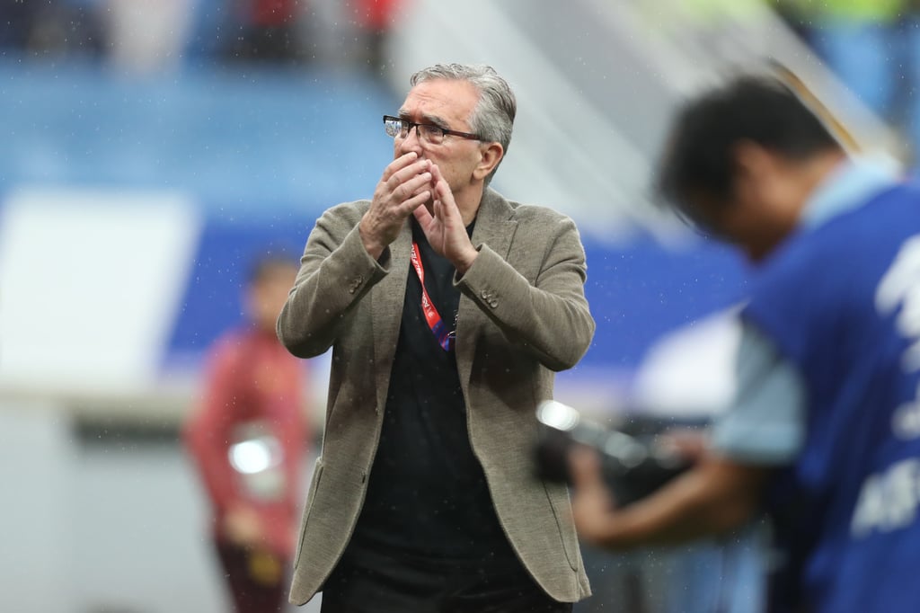 China head coach Branko Ivankovic applauds supporters after his side’s loss to Saudi Arabia. Photo: Xinhua