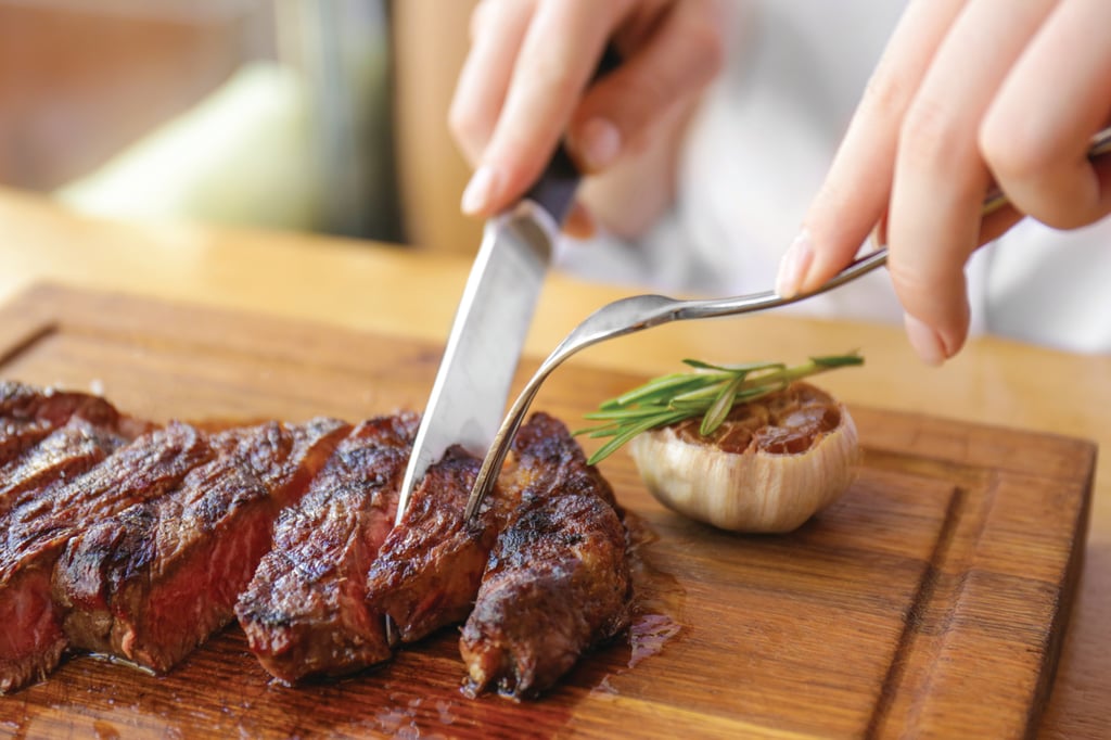 Beberapa orang lebih suka bagian dalam steaknya berwarna merah muda. Foto: Shutterstock