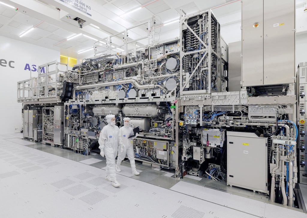 Los ingenieros de ASML pasan junto a una herramienta EUV de alta NA en la sede de la empresa en Veldhoven, Países Bajos, el 20 de noviembre de 2023. Foto: ASML/Michel de Heer