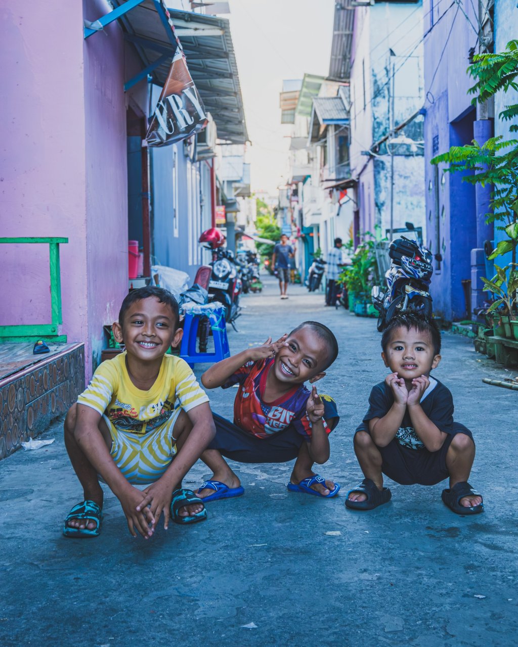 For children, squatting is an easy, natural pose. Photo: Shutterstock For children, squatting is an easy, natural pose. Photo: Shutterstock