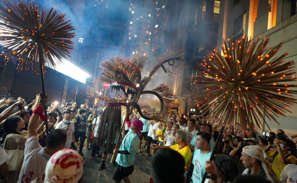 Crowds watch the Tai Hang Fire Dragon Dance on September 28, 2023. Photo: Sam Tsang