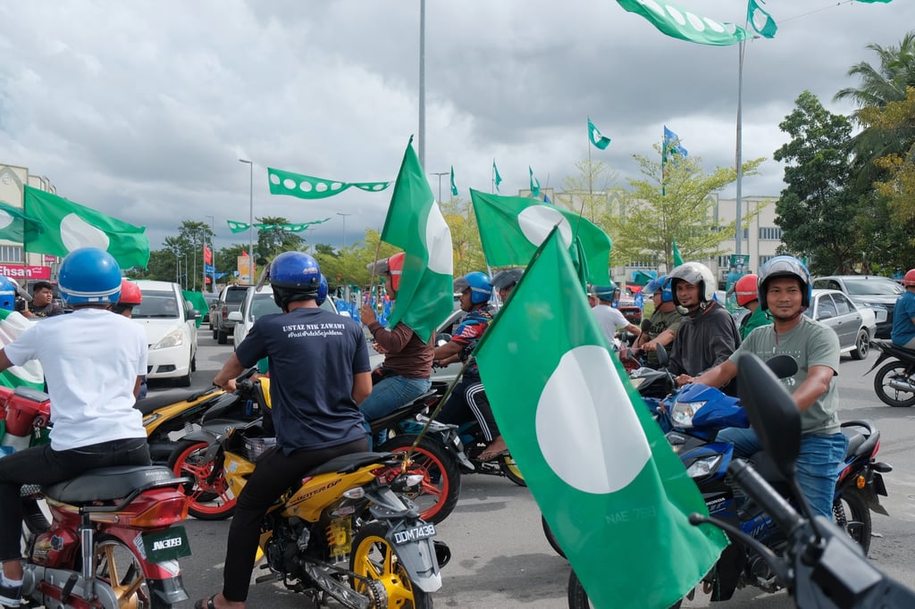 PAS party youth supporters rally at an event in Kelantan one day before the general election in 2022. Photo: Shutterstock