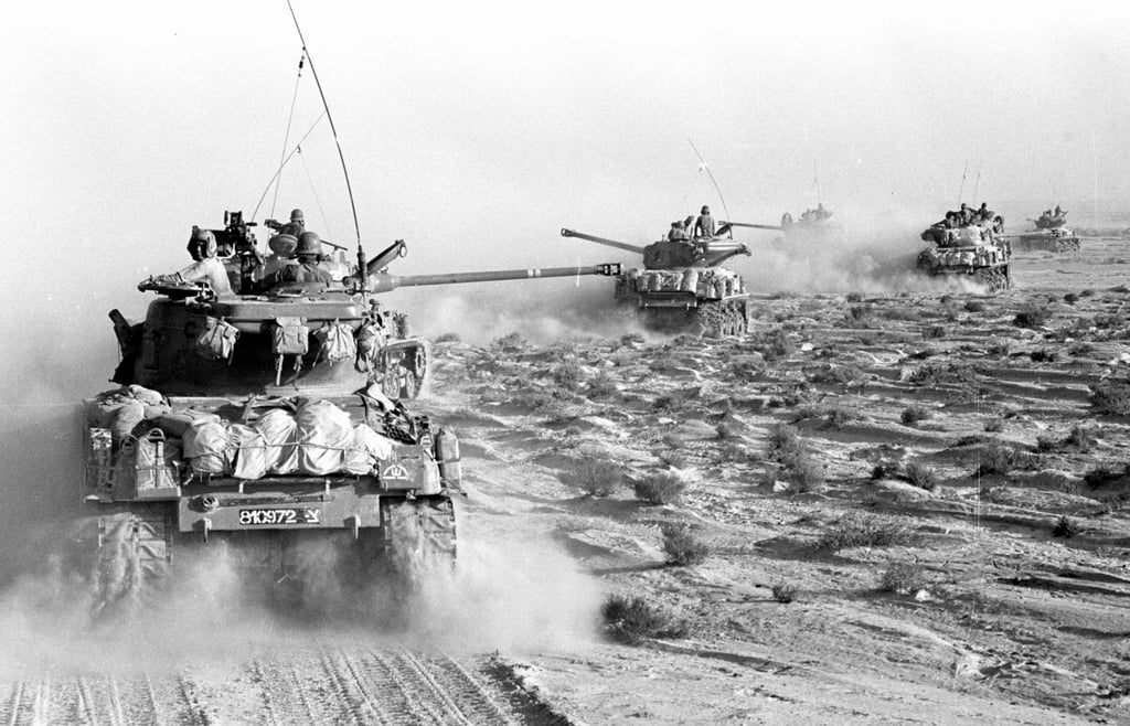 Tanques israelíes avanzan hacia posiciones egipcias en la península del Sinaí durante la Guerra de los Seis Días de 1967. Foto: AP