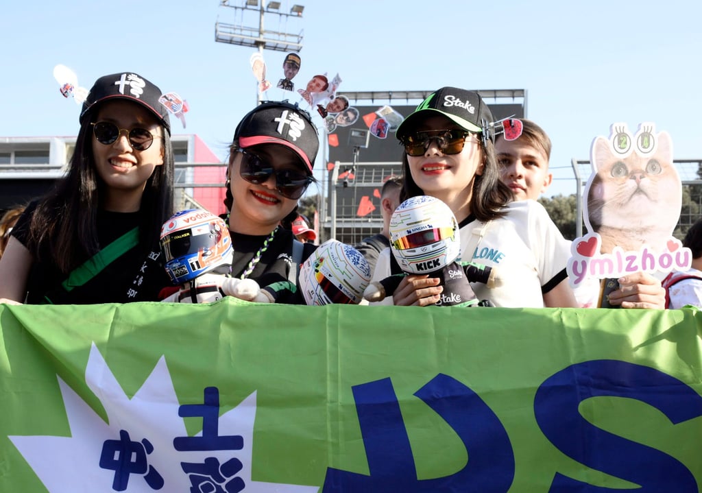 Zhou Guanyu supporters pose for pictures in Baku. Photo: Xinhua