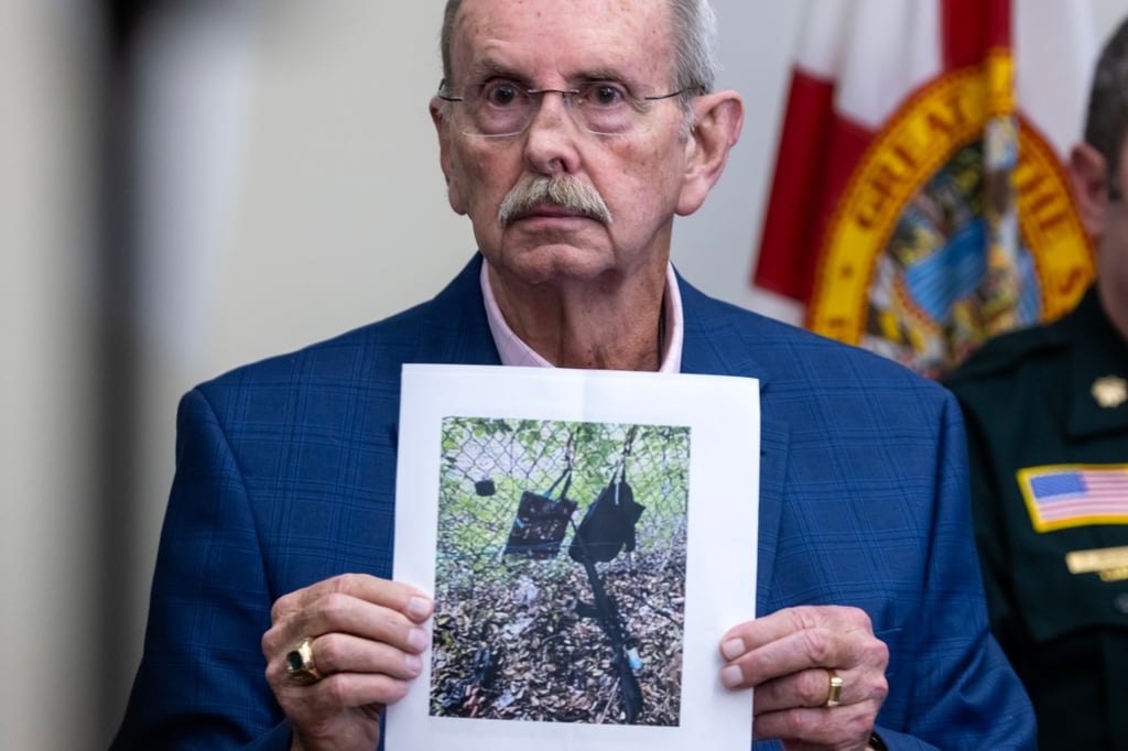 West Palm Beach Sheriff Ric Bradshaw shows a picture of an AK-style rifle with a scope, and bags found by the Secret Service. Photo: EPA-EFE