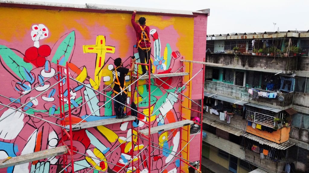 Artists work on Outside, a mural designed by Salvadoran artist Fernando Orellana. Photo: Reuters Artists work on Outside, a mural designed by Salvadoran artist Fernando Orellana. Photo: Reuters
