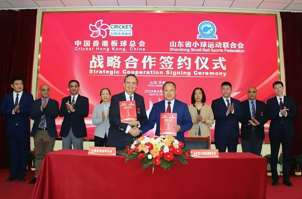 Burji Shroff (front left) chairman of Cricket Hong Kong, China, and Liu Zhentao, chairman of the Shandong Small Ball Sports Federation at a ceremony marking the signing of a memorandum of understanding. Photo: Shandong Small Ball Sports Federation