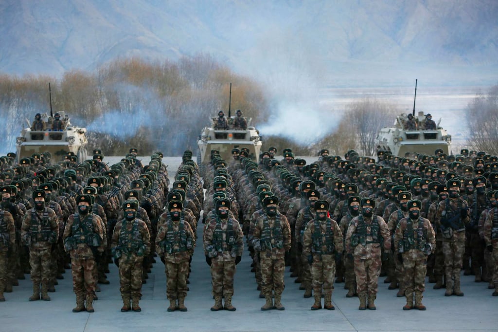 Soldados del Ejército Popular de Liberación (EPL) de China se reúnen durante un entrenamiento militar en Kashgar, región de Xinjiang. Foto: AFP