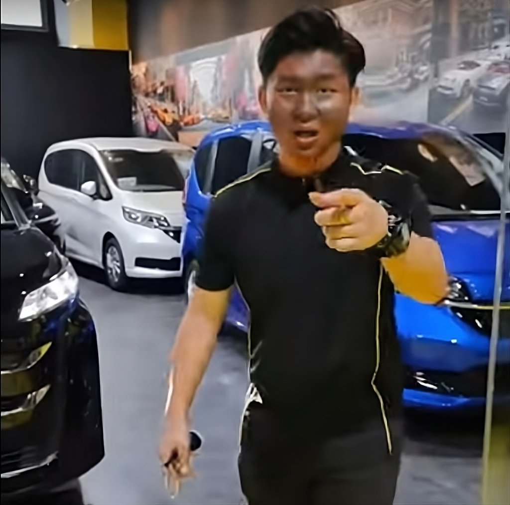 The salesman in blackface points at the camera in the advert for JDM Automobile Carros Centre. Photo: YouTube/WakeUpSingapore The salesman in blackface points at the camera in the advert for JDM Automobile Carros Centre. Photo: YouTube/WakeUpSingapore