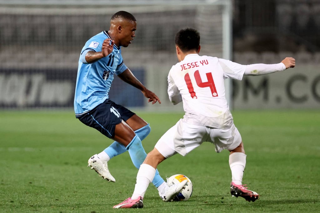 Brazilian star Douglas Costa evades Jesse Yu Joy-yin during Sydney’s Champions League 2 waltz. Photo: AFP Brazilian star Douglas Costa evades Jesse Yu Joy-yin during Sydney’s Champions League 2 waltz. Photo: AFP