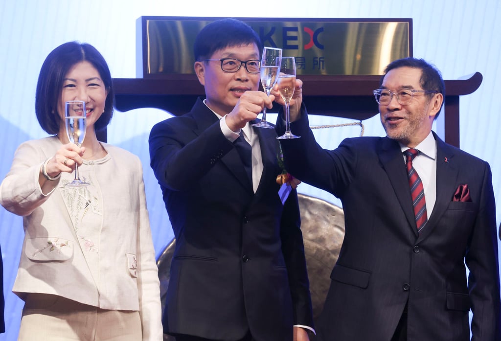 (Left to right) Hong Kong Exchanges and Clearing Limited CEO Bonnie Chan Yiting, Midea Group Chairman and CEO Fang Hongbo and HKEX Chairman Carlson Tong, at the company’s listing ceremony. Photo: Jonathan Wong
