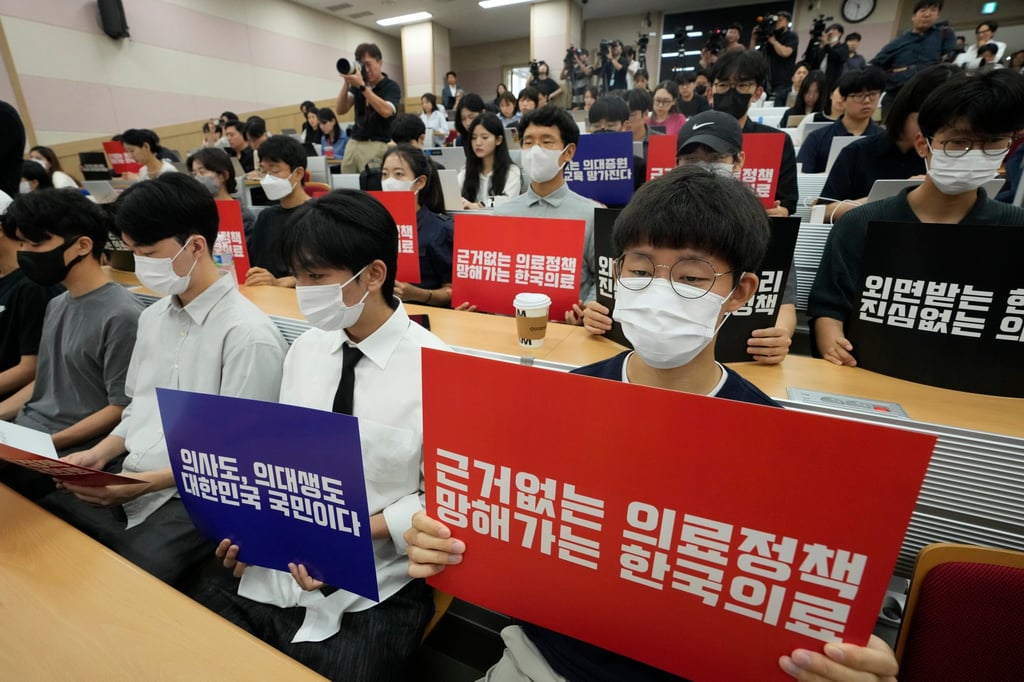 Seoul National University medical students take part in a rally as their medical professors began an indefinite collective walkout in protest against the government’s medical reform, in Seoul, South Korea. Photo: AP Seoul National University medical students take part in a rally as their medical professors began an indefinite collective walkout in protest against the government’s medical reform, in Seoul, South Korea. Photo: AP
