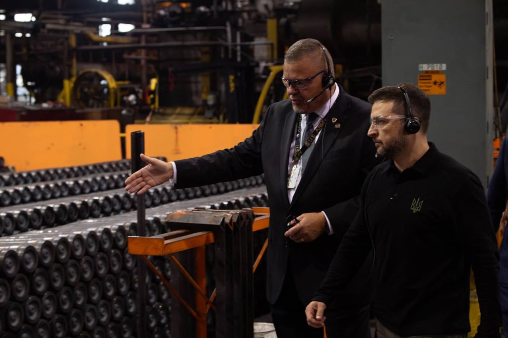 Ukrainian President Volodymyr Zelensky visits a factory in Pennsylvania that produces 155mm artillery shells. Photo: US Army via AFP