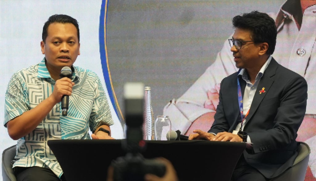 Nik Nazmi Nik Ahmad (left), Minister of Natural Resources and Environmental Sustainability, and Dato’ Johary Bin Anuar, Selangor Deputy State Secretary (Development) and Director of the State Economic Planning Unit, discuss investment and sustainable development in Malaysia at the Selangor Asean Business Conference in July. Photo: Invest Selangor