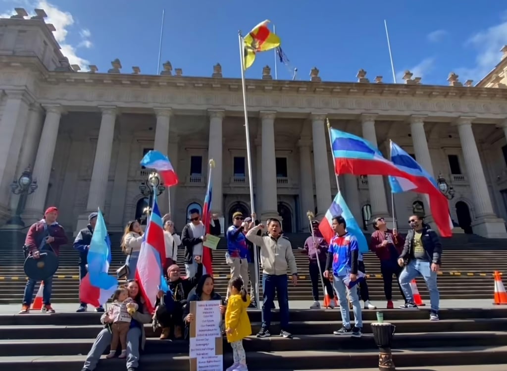 Protesters chant as the flag of Sarawak flies from a makeshift flagpole outside Melbourne’s Parliament House, with others holding the flag of Sabah, in this still from the viral video. Photo: Facebook/MossesPA Protesters chant as the flag of Sarawak flies from a makeshift flagpole outside Melbourne’s Parliament House, with others holding the flag of Sabah, in this still from the viral video. Photo: Facebook/MossesPA