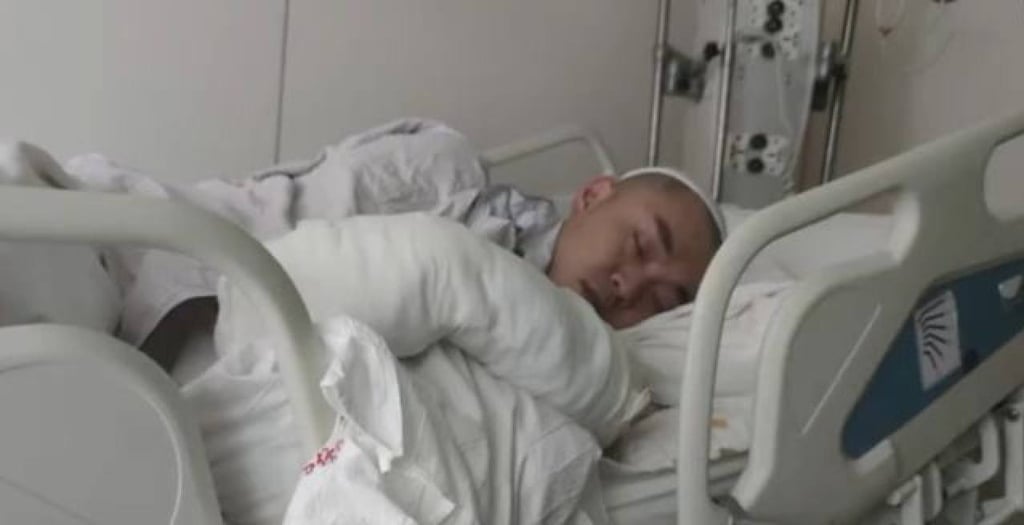 The assailant delivered multiple stabs that resulted in severe traumatic injuries to the doctor’s skull, back, left hand, and right arm. Photo: 163.com