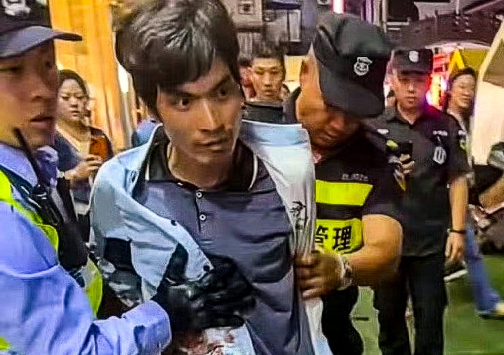 Images posted on China’s social media show a man being taken into custody by police after a knife attack in a Shanghai supermarket on Monday left three dead and 15 people injured. Photo: Weibo/ 科罗廖夫 Images posted on China’s social media show a man being taken into custody by police after a knife attack in a Shanghai supermarket on Monday left three dead and 15 people injured. Photo: Weibo/ 科罗廖夫