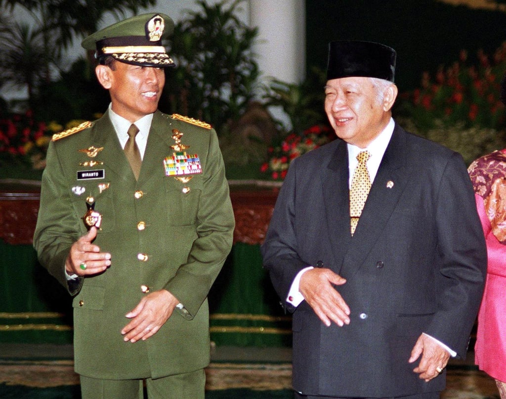 Then Indonesian President Suharto chats with Indonesian military chief General Wiranto in Jakarta in 1998. Photo: AFP