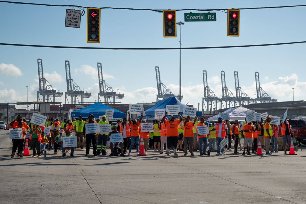 Workers picket outside the Port of Savannah in Georgia on Thursday. Photo: Bloomberg Workers picket outside the Port of Savannah in Georgia on Thursday. Photo: Bloomberg