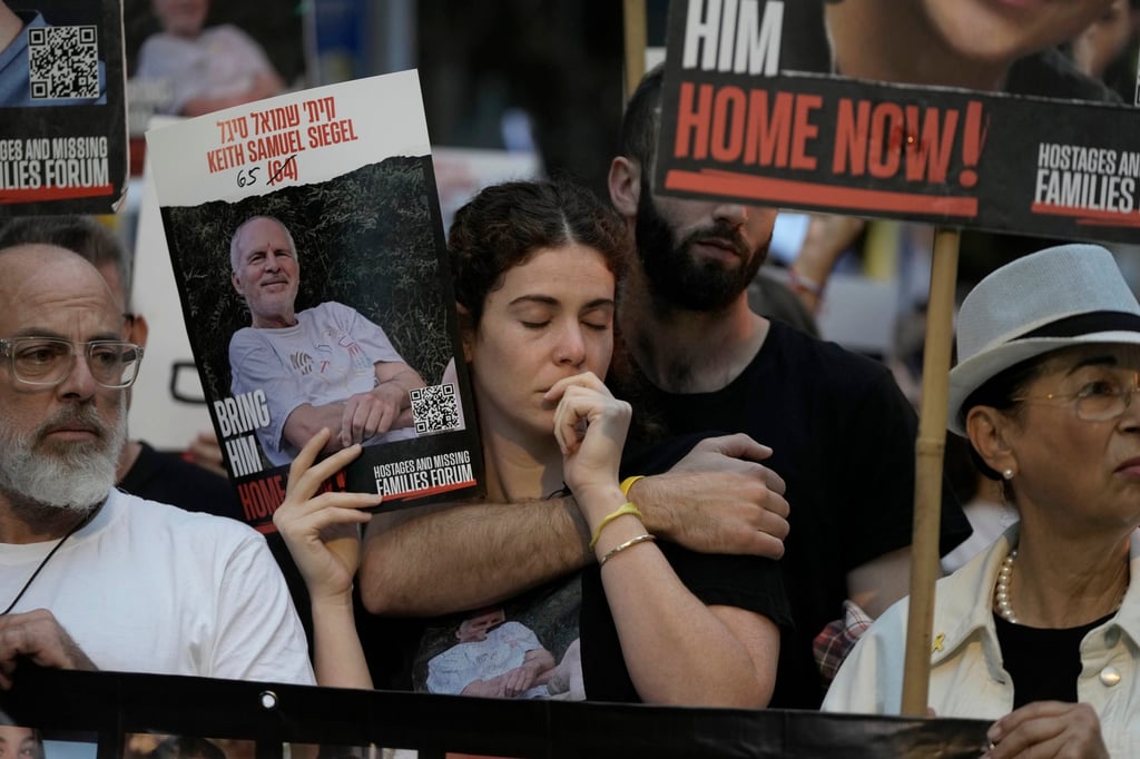 La gente pide la liberación de los rehenes retenidos por Hamas en la Franja de Gaza, frente a la casa del primer ministro Benjamin Netanyahu, en Jerusalén. Foto: AP La gente pide la liberación de los rehenes retenidos por Hamas en la Franja de Gaza, frente a la casa del primer ministro Benjamin Netanyahu, en Jerusalén. Foto: AP