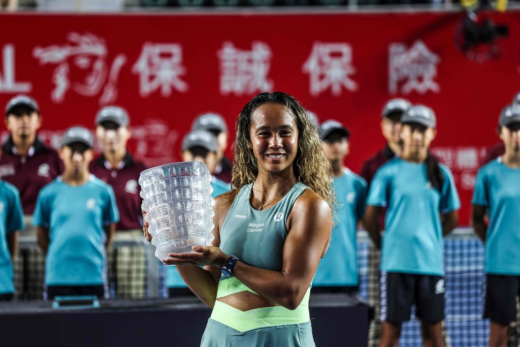 Leylah Fernandez lifts her trophy after winning last year’s Prudential Hong Kong Tennis Open. Photo: AFP