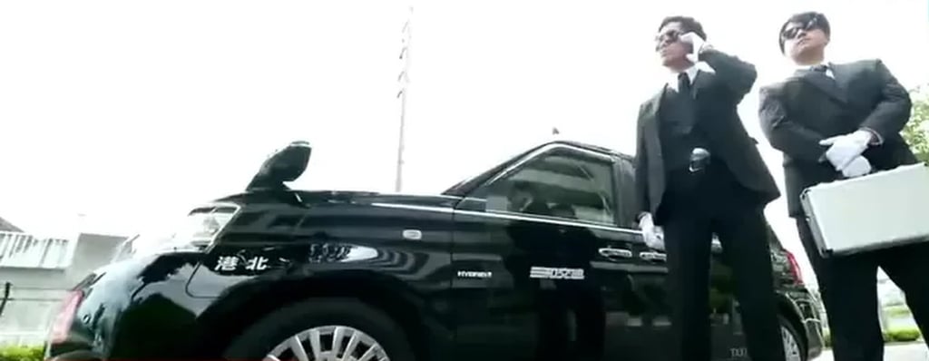 As passengers exit the vehicle, the “bodyguard” driver brandishes water guns and what appears to be a bulletproof briefcase to shield their VIPs. Photo: QQ.com