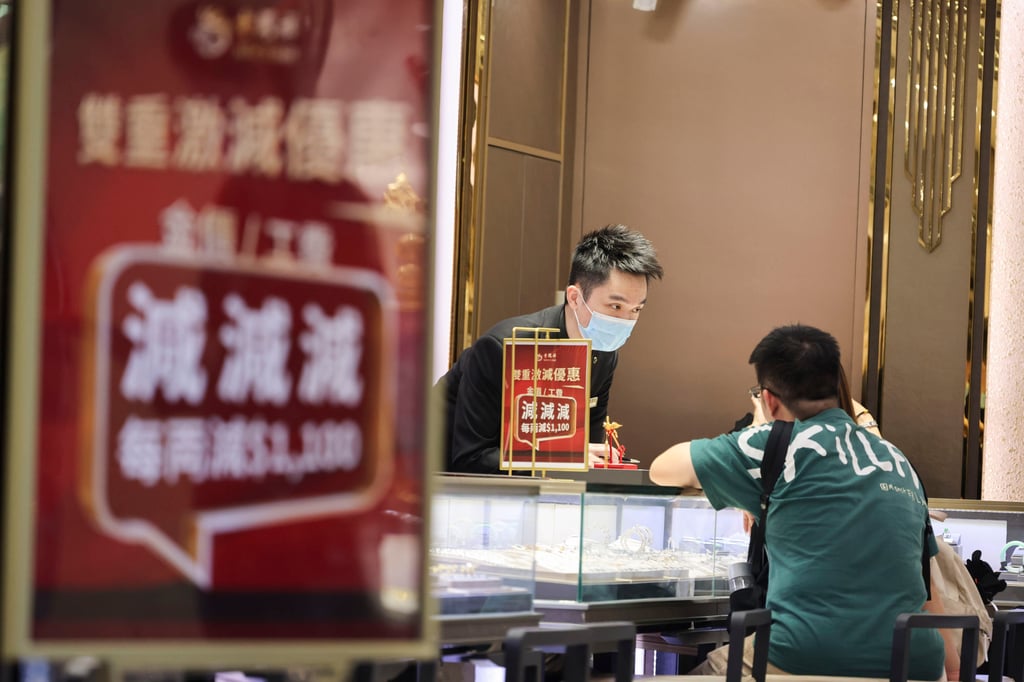 Mainland tourists buy gold jewellery in Tsim Sha Tsui during “golden week” marking Hong Kong National Day. Photo: Nora Tam Mainland tourists buy gold jewellery in Tsim Sha Tsui during “golden week” marking Hong Kong National Day. Photo: Nora Tam