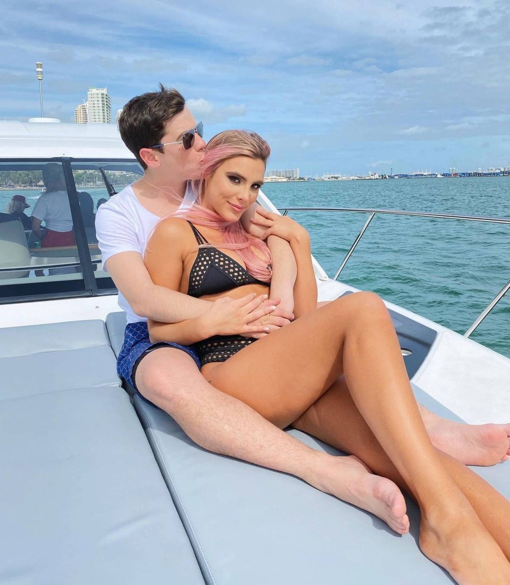 Guaynaa with wife Lele Pons on a yacht in February 2021. Photo: @lelepons/Instagram
