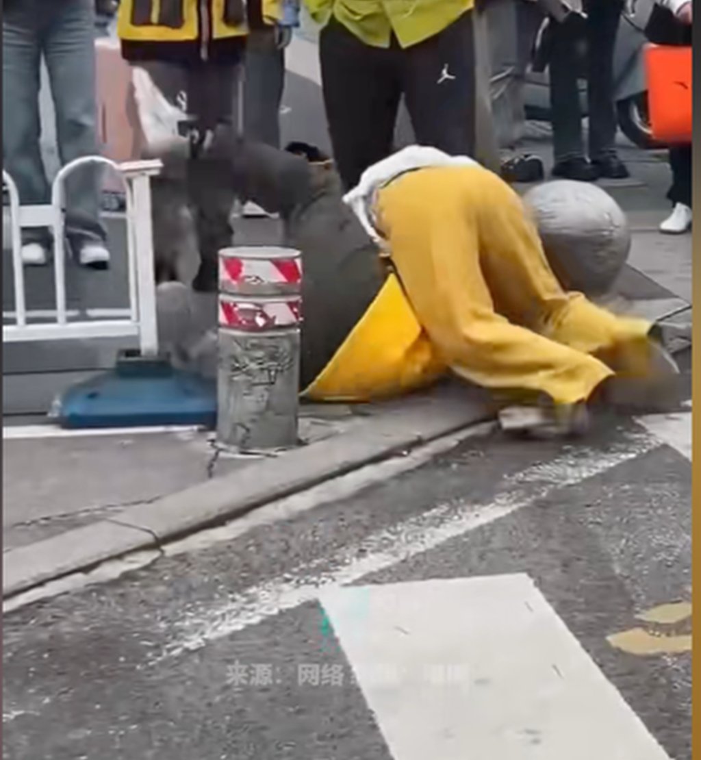 The out of control, inebriated woman wrestles on the ground with the delivery driver. Photo: Douyin The out of control, inebriated woman wrestles on the ground with the delivery driver. Photo: Douyin