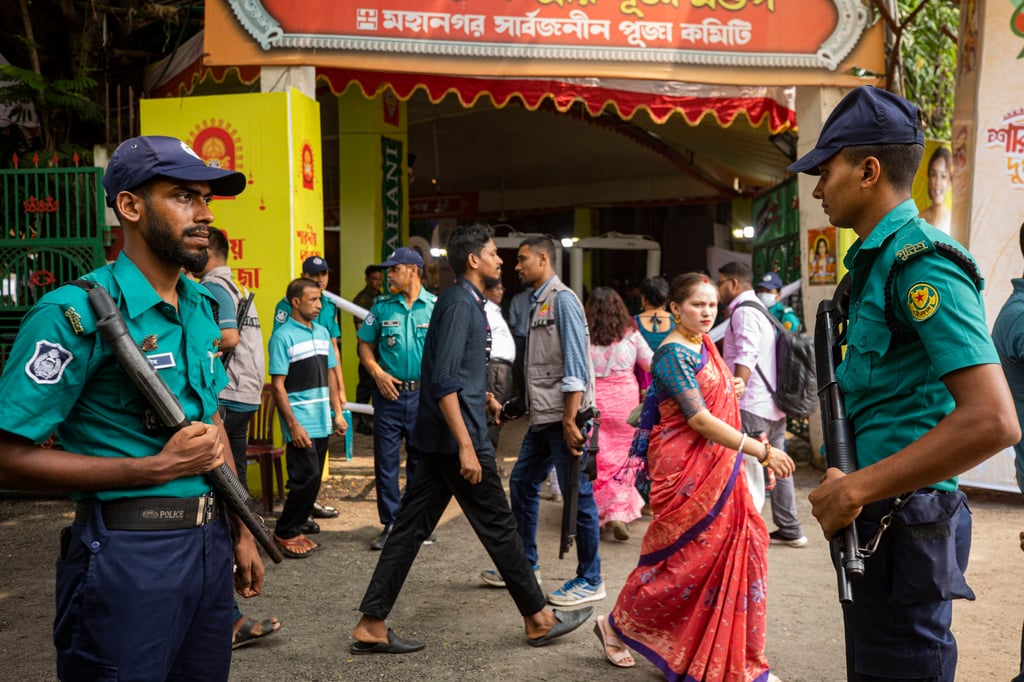 Policemen stand guard outside Dhakeshwari National Temple during the Durga Puja festival in Dhaka, Bangladesh, on Thursday. Photo: AP Policemen stand guard outside Dhakeshwari National Temple during the Durga Puja festival in Dhaka, Bangladesh, on Thursday. Photo: AP