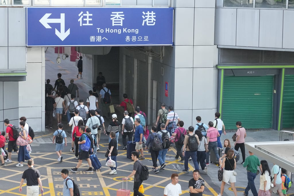Travellers head to Hong Kong from Shenzhen on Sunday. Photo: May Tse Travellers head to Hong Kong from Shenzhen on Sunday. Photo: May Tse