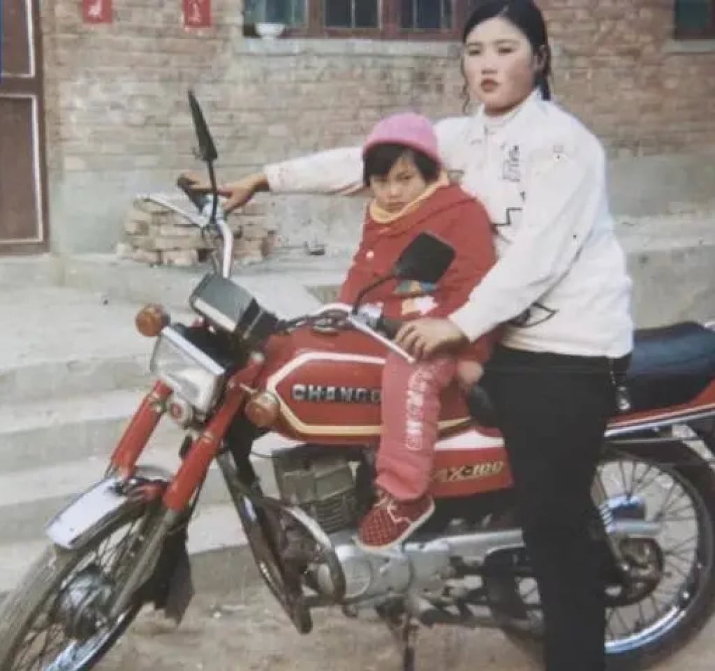 Yang Niuhua with one of her “adoptive” relatives about a month after she was abducted. Photo: Baidu