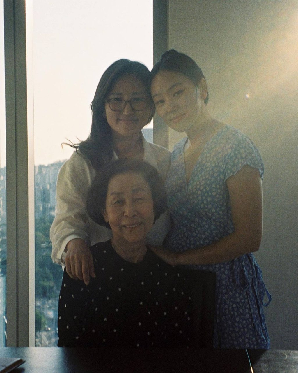 Yerin Ha (left) and her actress grandmother Son Sook (front), an actress and ex-politician. Photo: @yerinha_/Instagram