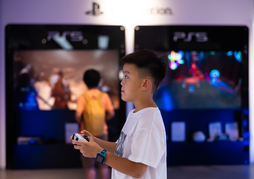 A boy plays the video game Black Myth: Wukong in the Sony store, in Shanghai, China, August 26, 2024. Photo: EPA-EFE
