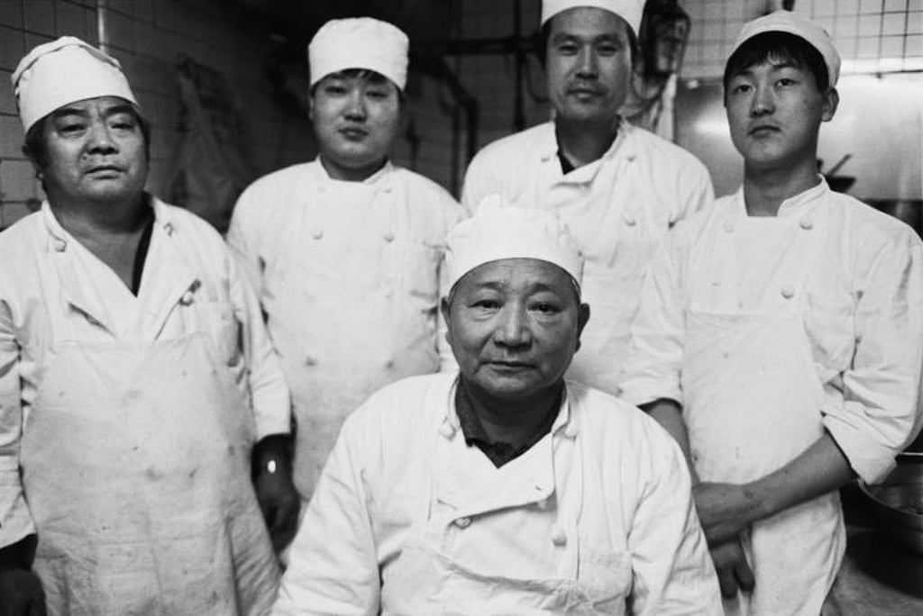 A Chinese chef (front) poses with assistants in this 1994 photo taken by Kim Bo-sub in Incheon’s Chinatown. Photo: Noonbit Publishing