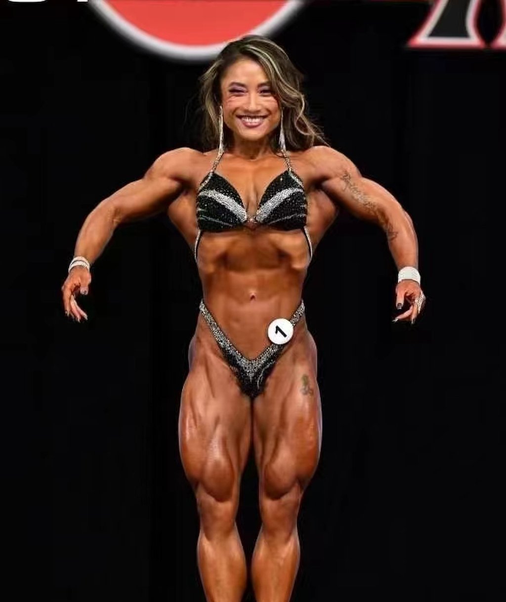 The champion bodybuilder wants everyone to know that women can do anything men can do. Photo: Weibo/紫牛头条